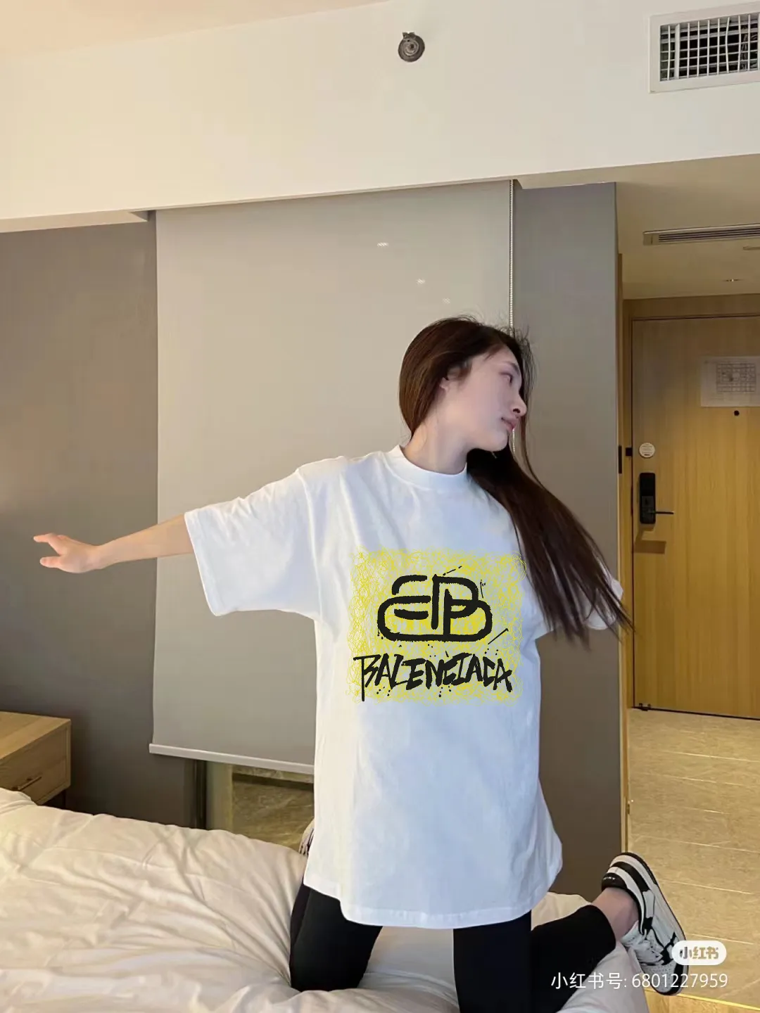 P80✨🔥 BALENCIAGA Paris lettering printed short-sleeved T-shirt. Custom-woven and dyed 300 grams of combed cotton heavyweight fabric. Zero color difference in threads. Perfect details. Different from the current currency version. Welcome to compare. Same Style for men and women. Must-sell in the picture above. Color: White Black Size: 1 2 3 4